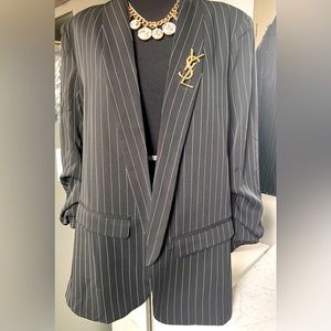 🖤BLACK WITH WHITE PIN STRIPE BLAZER🖤‼️BROCHE AND NECKLACE NOT INCLUDED ‼️👈🏽